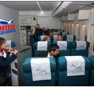 alumnos AIR HOSTESS práctica de cabina